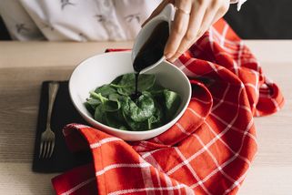 Co je to balzamikový ocet a na co se používá? Využijete ho ve slané i sladké kuchyni